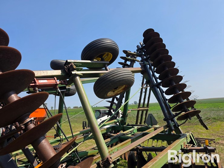 john-deere-235-image-11