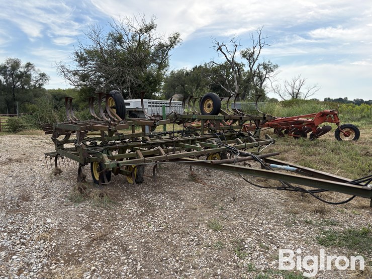 john-deere-1010-image-2