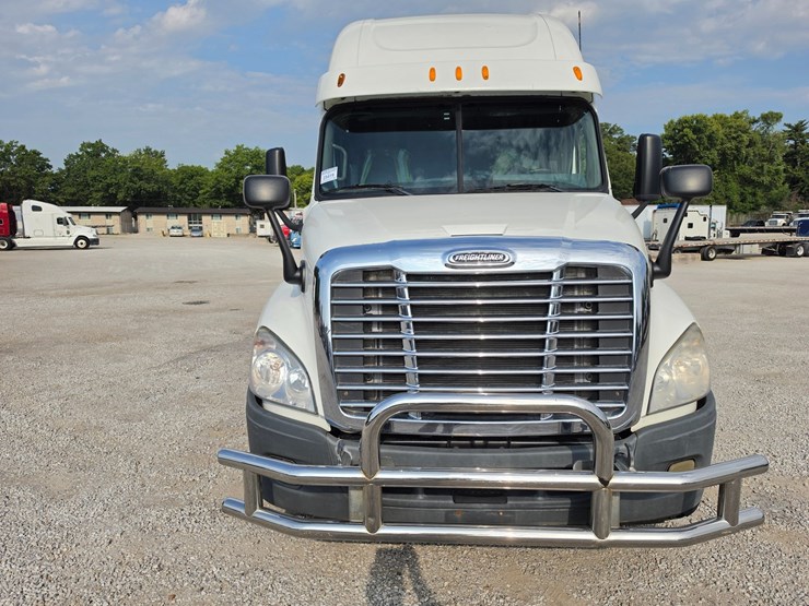 2012-freightliner-cascadia-125-image-22