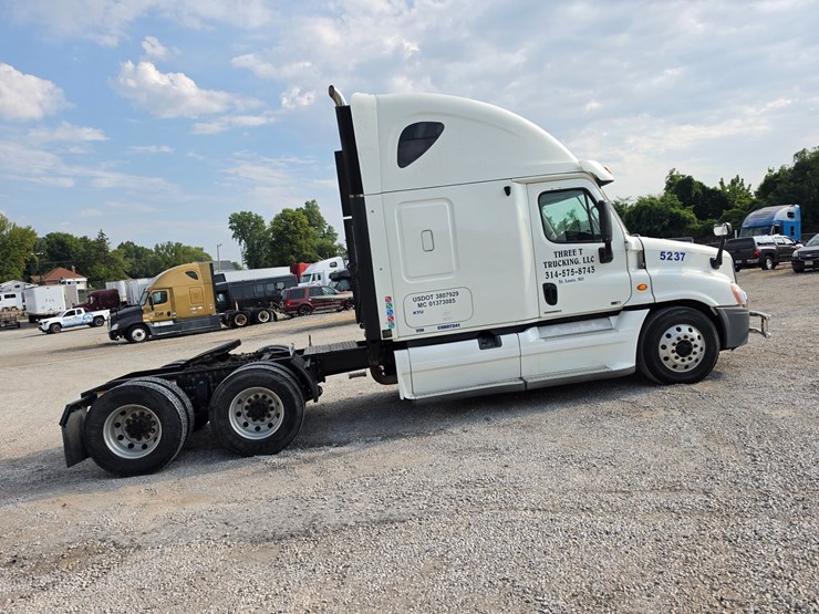 2012-freightliner-cascadia-125-image-16