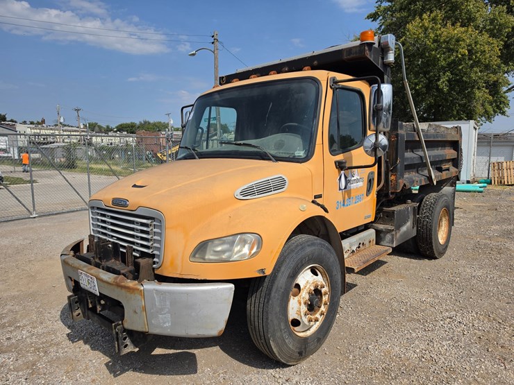2005-freightliner-m2-106-image-2