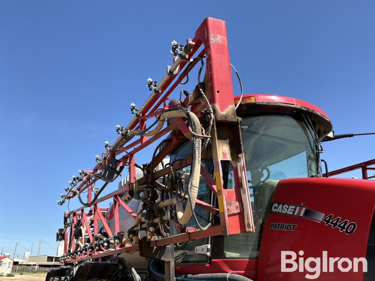 2015-case-ih-patriot-4440-image-14