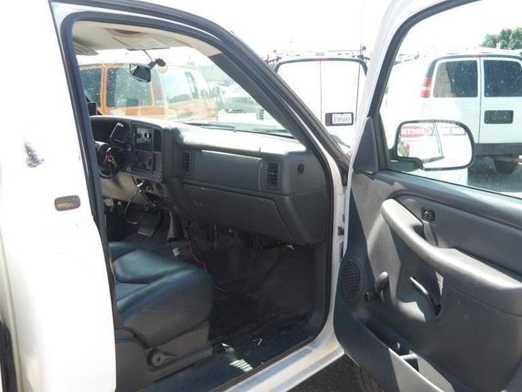 2005-chevrolet-silverado-2500-image-12