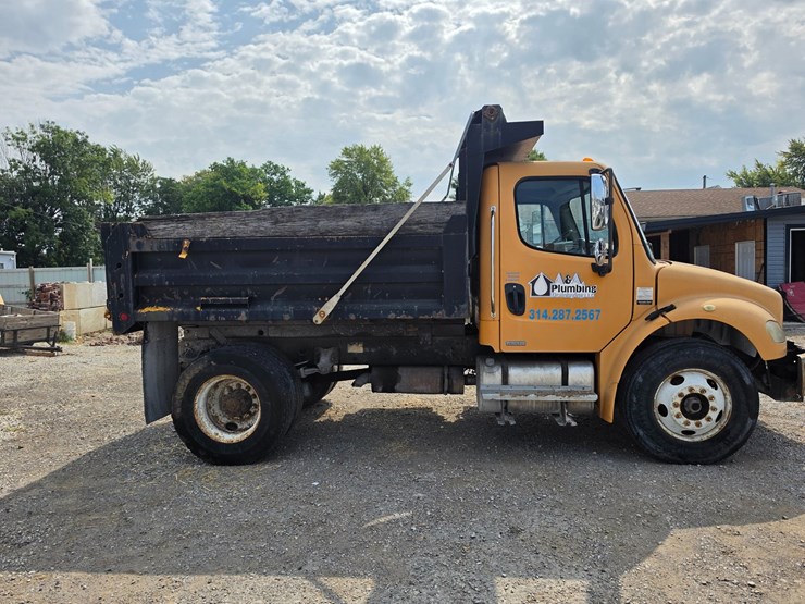 2005-freightliner-m2-106-image-12
