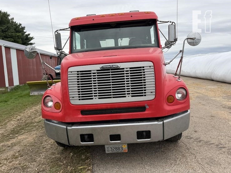 2000-freightliner-fl112-image-2