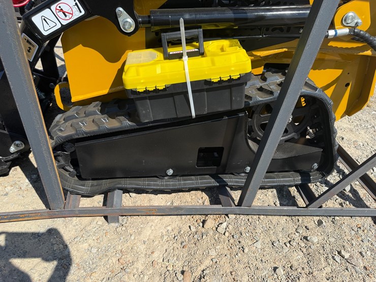 #83-•-unused-2026-agt-mx-crt23-stand-on-tracked-loader-mxcrt232026j00585-inv#4564-image-7