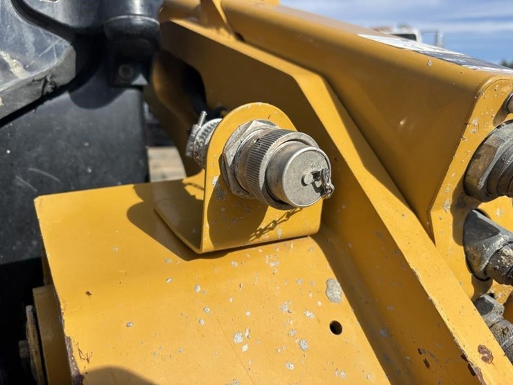2021-caterpillar-299d3-image-17