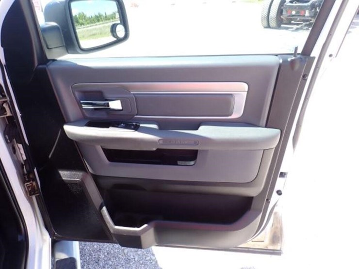 2016-dodge-1500-image-46