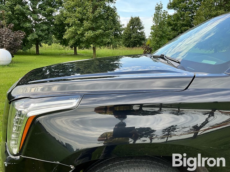 2015-cadillac-escalade-esv-image-15