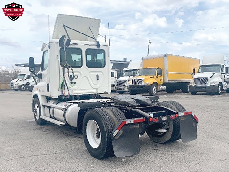 2019-freightliner-cascadia-113-image-2