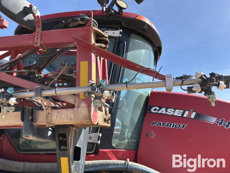 2016-case-ih-patriot-4440-image-14