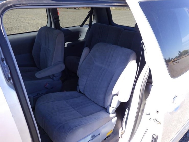 2002-toyota-sienna-image-10