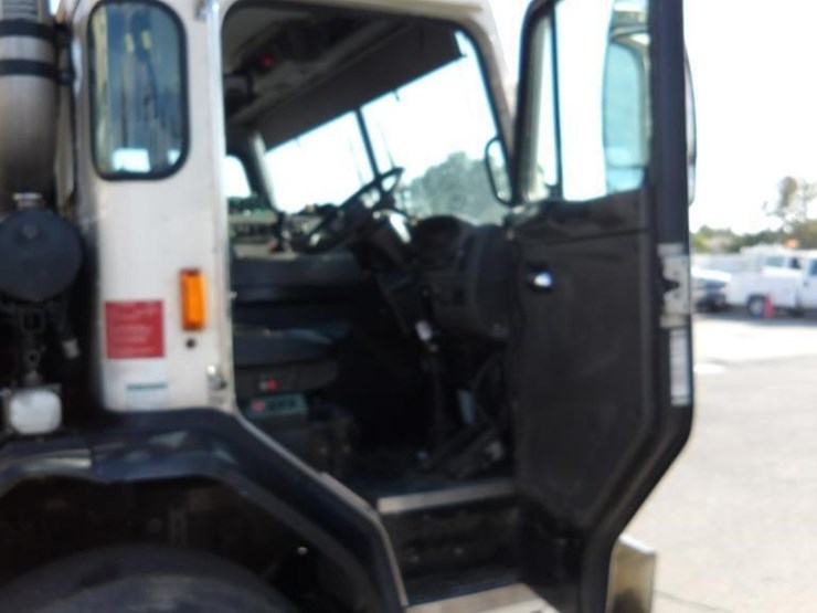 2019-peterbilt-520-image-14