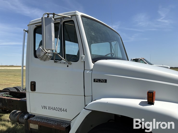 1999-freightliner-fl70-image-14