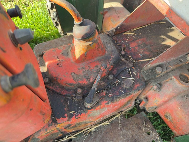 john-deere-320-image-11
