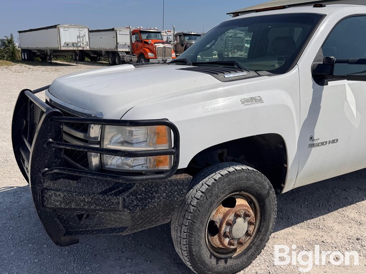 2011-chevrolet-silverado-3500-image-10