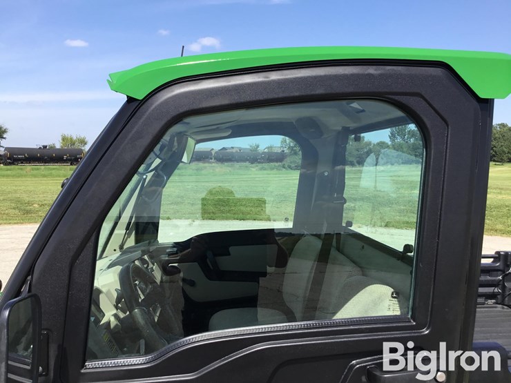 2019-john-deere-gator-image-18