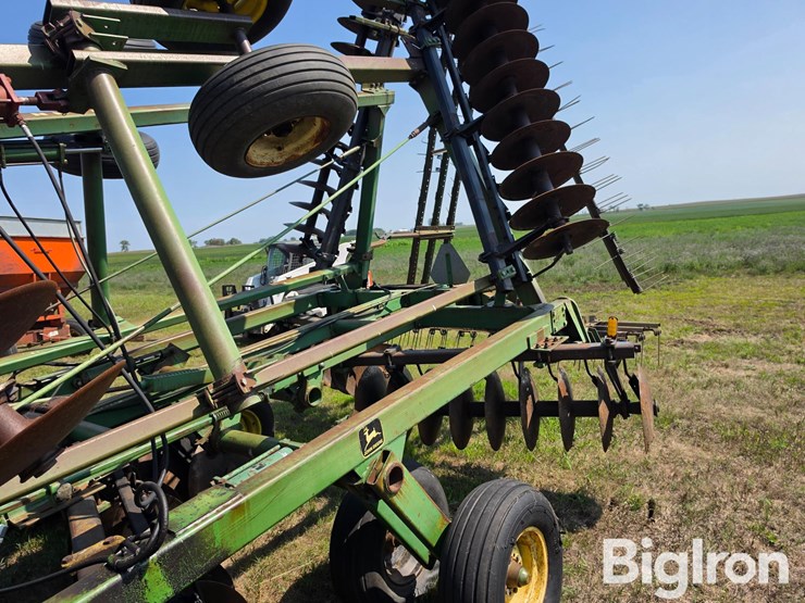 john-deere-235-image-10