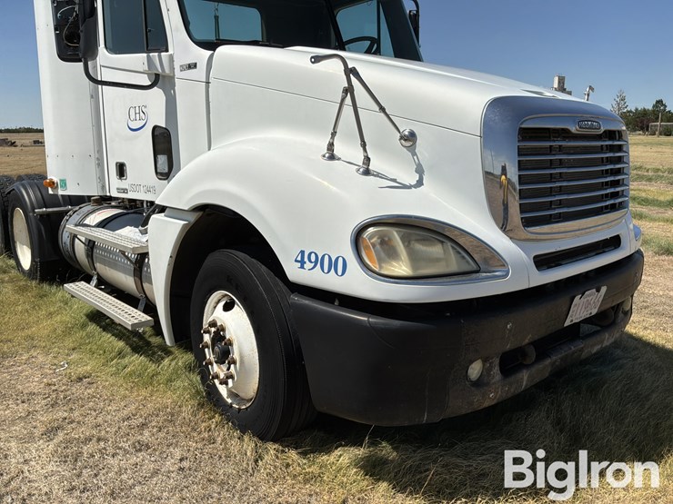 2007-freightliner-columbia-120-image-11
