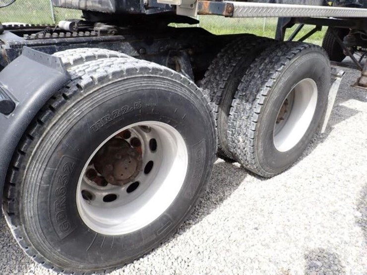 2004-peterbilt-379-image-30