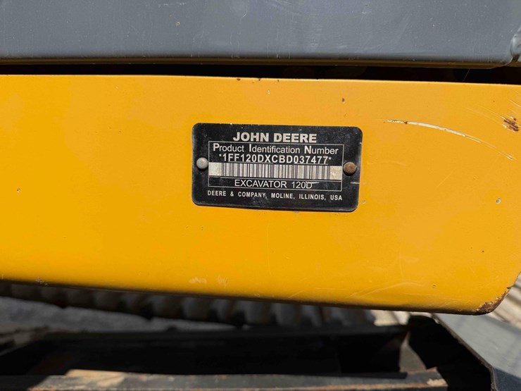 2011-deere-120d-image-29