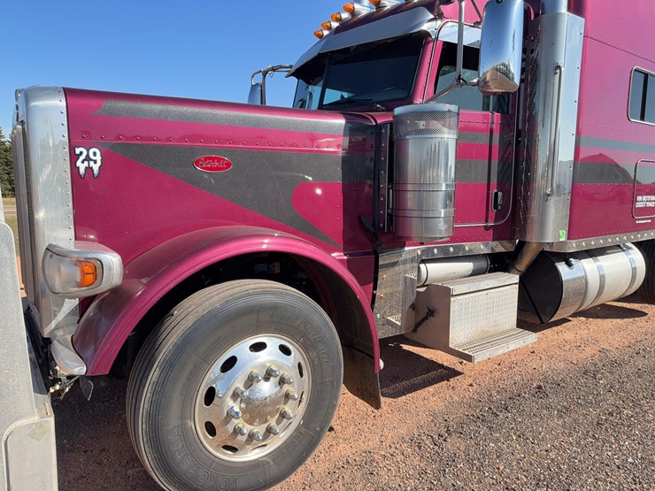 2022-peterbilt-389-image-19