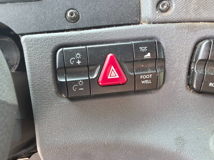 2012-freightliner-cascadia-125-image-59