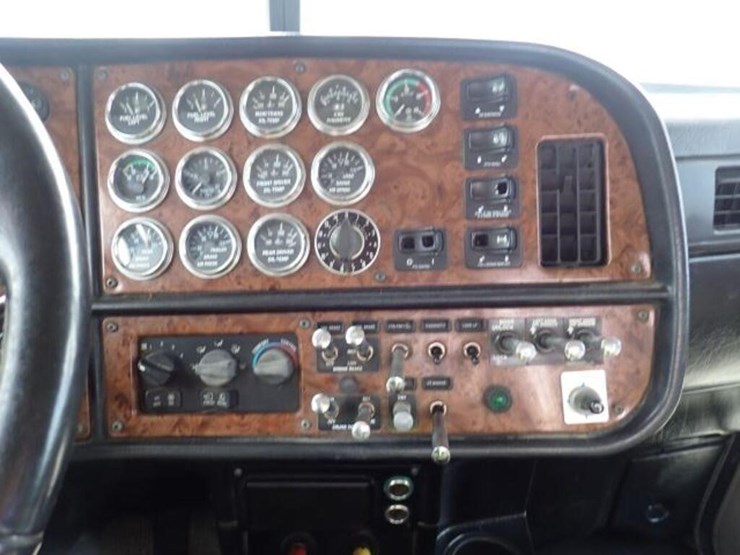 2004-peterbilt-379-image-22
