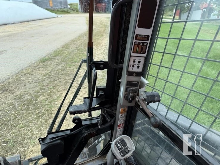 new-holland-l220-image-10