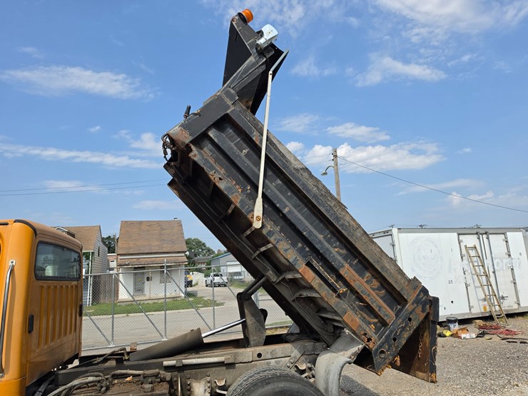 2005-freightliner-m2-106-image-15