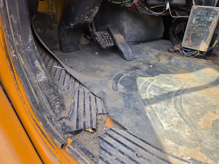 2005-freightliner-m2-106-image-66