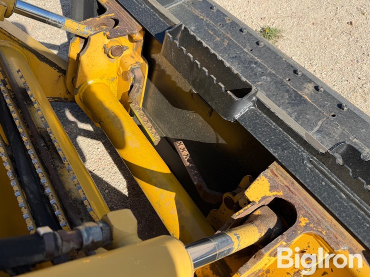 john-deere-325-image-15