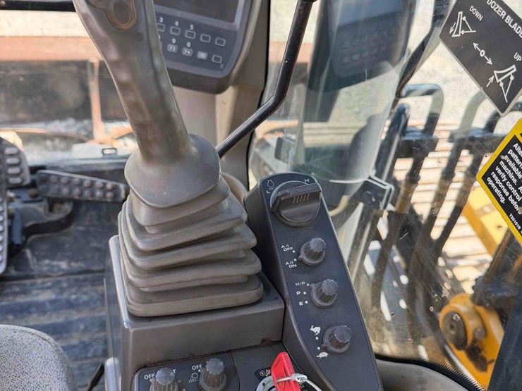 2011-deere-120d-image-25