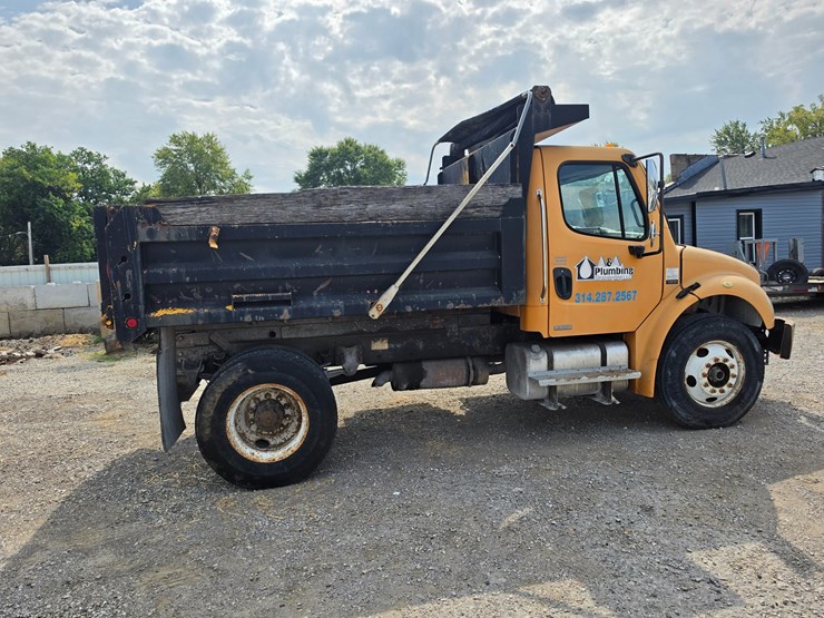 2005-freightliner-m2-106-image-11