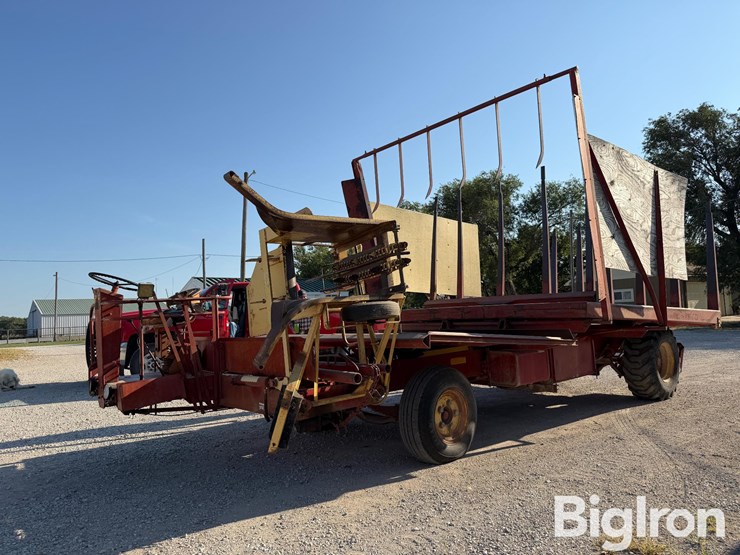 new-holland-1047-image-1