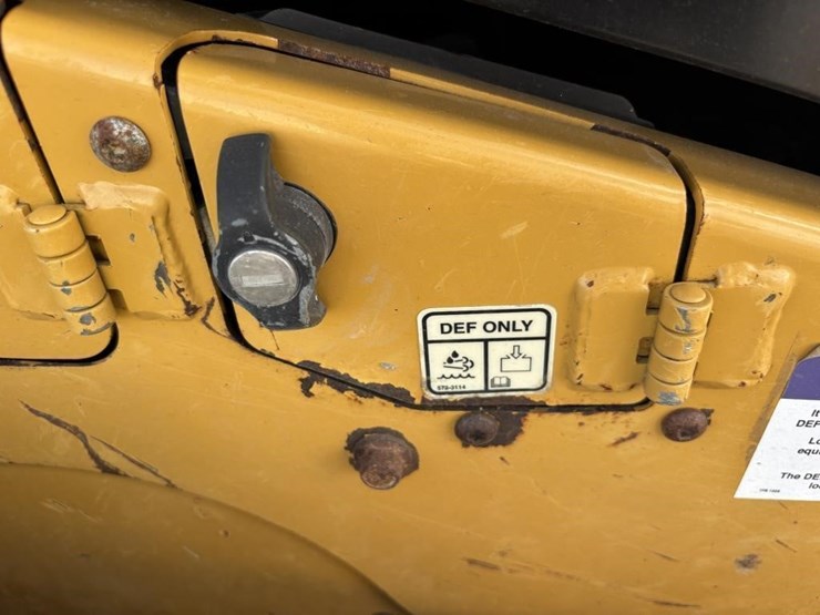 2021-caterpillar-299d3-image-37