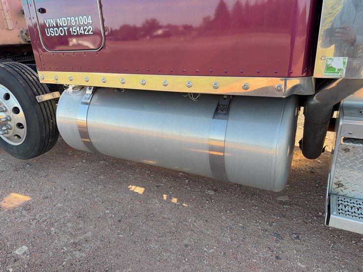 2022-peterbilt-389-image-17