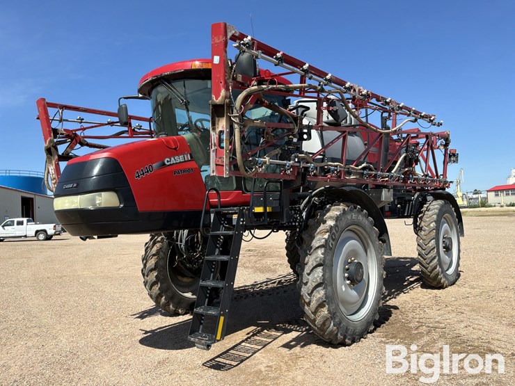 2015-case-ih-patriot-4440-image-1