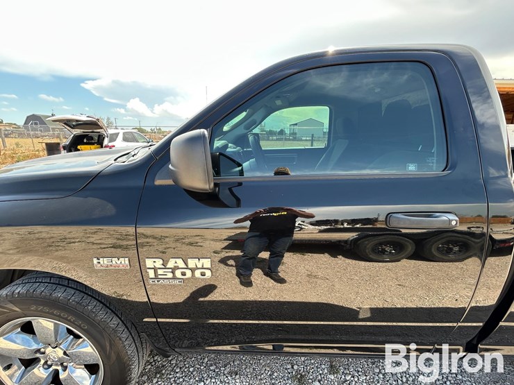 2022-ram-1500-classic-image-16