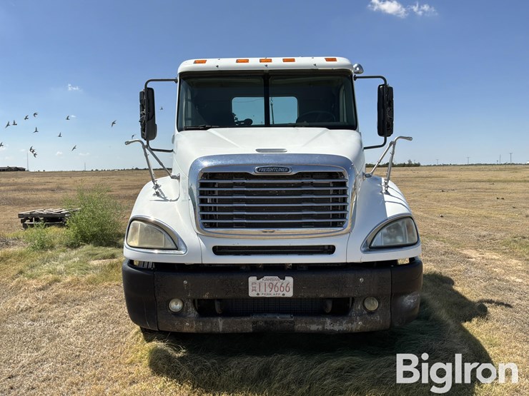 2007-freightliner-columbia-120-image-2