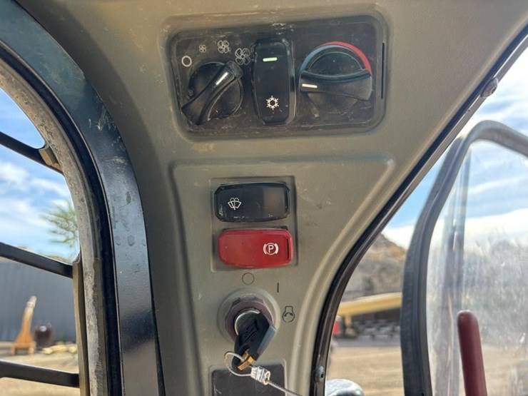 2021-caterpillar-299d3-image-30