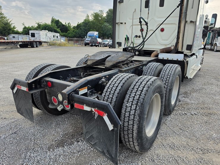 2012-freightliner-cascadia-125-image-79
