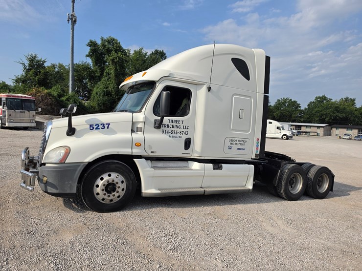 2012-freightliner-cascadia-125-image-3