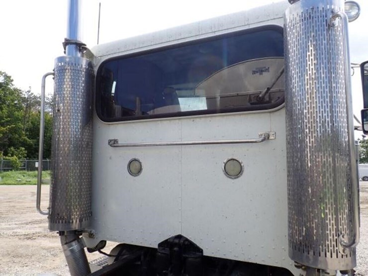 2004-peterbilt-379-image-35