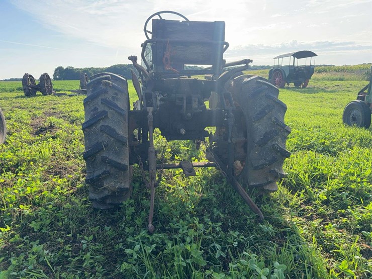 john-deere-330-image-4