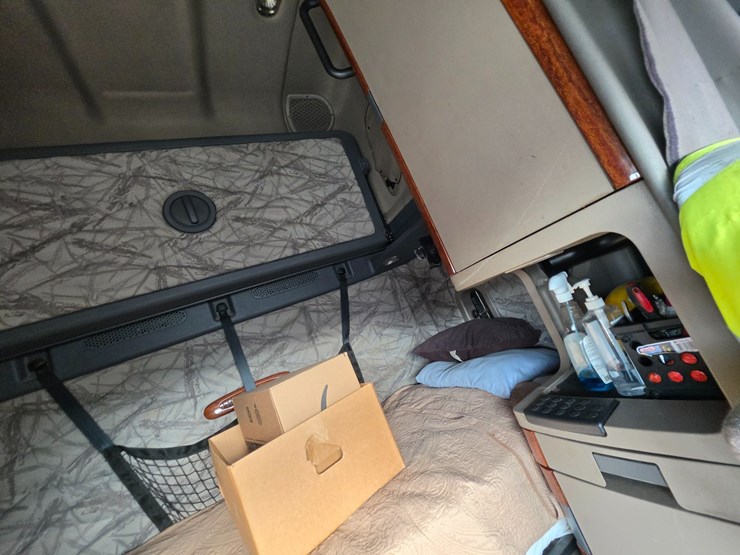 2012-freightliner-cascadia-125-image-73