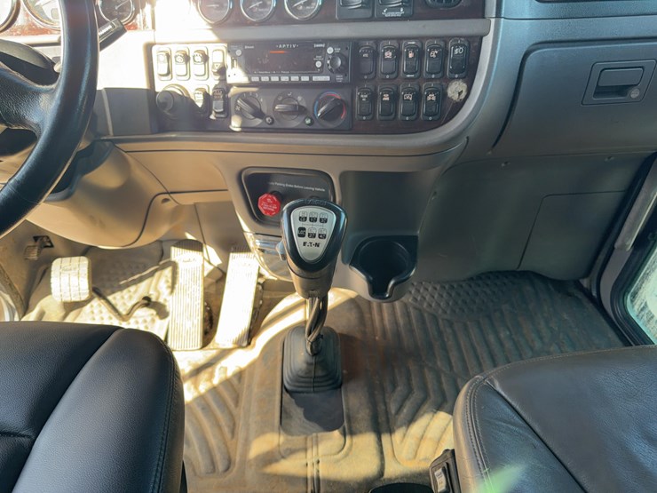 2022-peterbilt-389-image-38