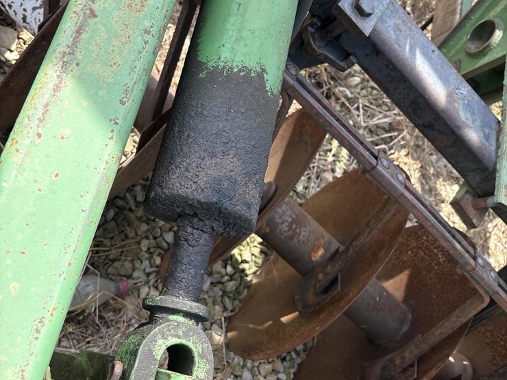 john-deere-235-image-13
