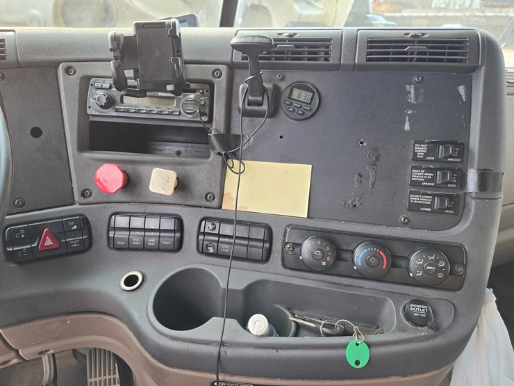 2012-freightliner-cascadia-125-image-54