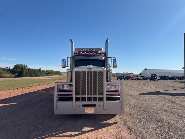 2022-peterbilt-389-image-2